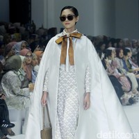 Fashion show Benang Jarum menghadirkan di JFW 2024, bertempat di Pondok Indah Mal 3, Jakarta Selatan, Jumat [27/10/2023]. Benang Jarum menghadirkan koleksi koleksi The Amona Series yang merupakan perpaduan antara motif floral yang klasik, garis-garis geomatrik dan monogram khas Benang Jarum. Foto: Mohammad Abduh/detikcom.