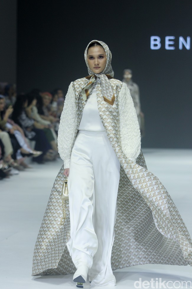 Fashion show Benang Jarum menghadirkan di JFW 2024, bertempat di Pondok Indah Mal 3, Jakarta Selatan, Jumat [27/10/2023]. Benang Jarum menghadirkan koleksi koleksi The Amona Series yang merupakan perpaduan antara motif floral yang klasik, garis-garis geomatrik dan monogram khas Benang Jarum. Foto: Mohammad Abduh/detikcom.