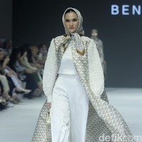 Fashion show Benang Jarum menghadirkan di JFW 2024, bertempat di Pondok Indah Mal 3, Jakarta Selatan, Jumat [27/10/2023]. Benang Jarum menghadirkan koleksi koleksi The Amona Series yang merupakan perpaduan antara motif floral yang klasik, garis-garis geomatrik dan monogram khas Benang Jarum. Foto: Mohammad Abduh/detikcom.