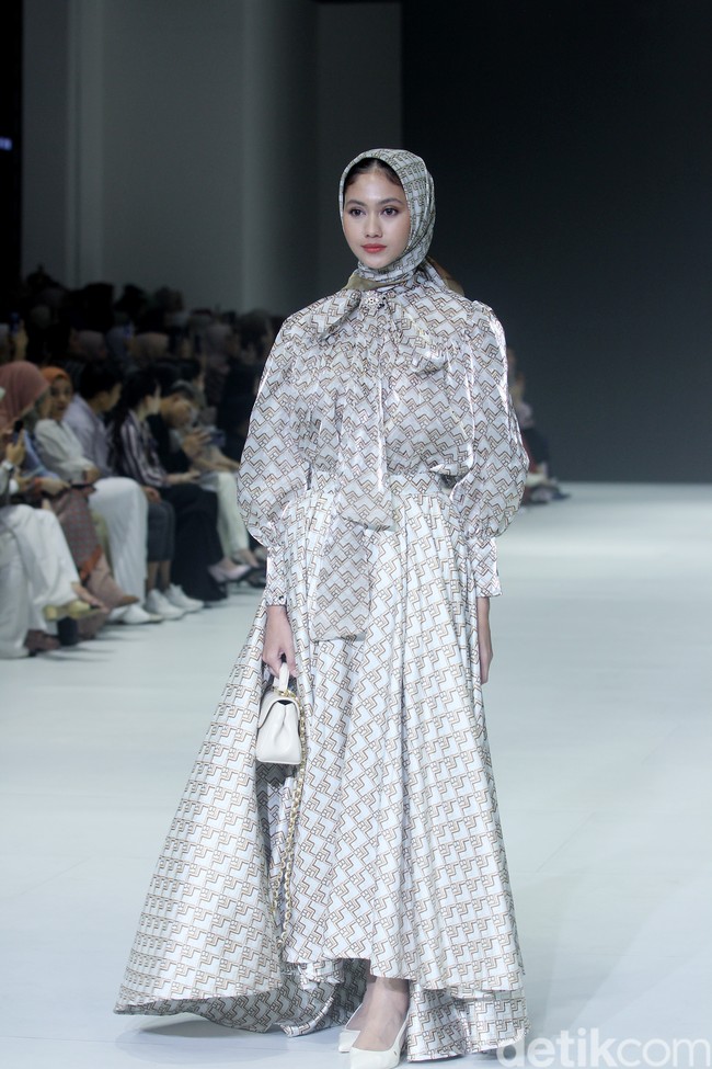 Fashion show Benang Jarum menghadirkan di JFW 2024, bertempat di Pondok Indah Mal 3, Jakarta Selatan, Jumat [27/10/2023]. Benang Jarum menghadirkan koleksi koleksi The Amona Series yang merupakan perpaduan antara motif floral yang klasik, garis-garis geomatrik dan monogram khas Benang Jarum. Foto: Mohammad Abduh/detikcom.