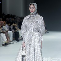 Fashion show Benang Jarum menghadirkan di JFW 2024, bertempat di Pondok Indah Mal 3, Jakarta Selatan, Jumat [27/10/2023]. Benang Jarum menghadirkan koleksi koleksi The Amona Series yang merupakan perpaduan antara motif floral yang klasik, garis-garis geomatrik dan monogram khas Benang Jarum. Foto: Mohammad Abduh/detikcom.