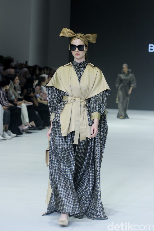 Fashion show Benang Jarum menghadirkan di JFW 2024, bertempat di Pondok Indah Mal 3, Jakarta Selatan, Jumat [27/10/2023]. Benang Jarum menghadirkan koleksi koleksi The Amona Series yang merupakan perpaduan antara motif floral yang klasik, garis-garis geomatrik dan monogram khas Benang Jarum. Foto: Mohammad Abduh/detikcom.