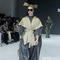 Fashion show Benang Jarum menghadirkan di JFW 2024, bertempat di Pondok Indah Mal 3, Jakarta Selatan, Jumat [27/10/2023]. Benang Jarum menghadirkan koleksi koleksi The Amona Series yang merupakan perpaduan antara motif floral yang klasik, garis-garis geomatrik dan monogram khas Benang Jarum. Foto: Mohammad Abduh/detikcom.