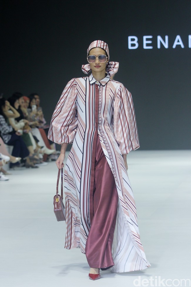 Fashion show Benang Jarum menghadirkan di JFW 2024, bertempat di Pondok Indah Mal 3, Jakarta Selatan, Jumat [27/10/2023]. Benang Jarum menghadirkan koleksi koleksi The Amona Series yang merupakan perpaduan antara motif floral yang klasik, garis-garis geomatrik dan monogram khas Benang Jarum. Foto: Mohammad Abduh/detikcom.