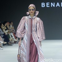 Fashion show Benang Jarum menghadirkan di JFW 2024, bertempat di Pondok Indah Mal 3, Jakarta Selatan, Jumat [27/10/2023]. Benang Jarum menghadirkan koleksi koleksi The Amona Series yang merupakan perpaduan antara motif floral yang klasik, garis-garis geomatrik dan monogram khas Benang Jarum. Foto: Mohammad Abduh/detikcom.