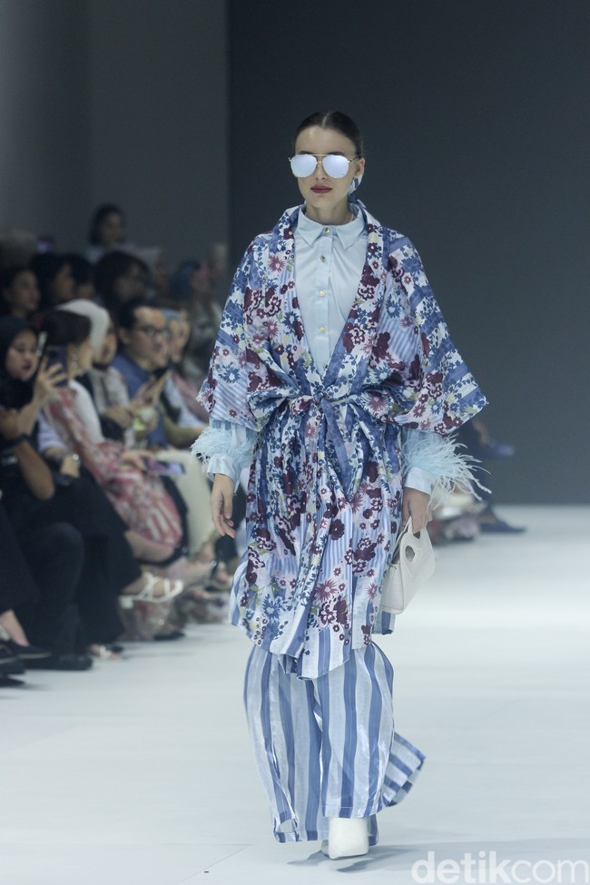 Fashion show Benang Jarum menghadirkan di JFW 2024, bertempat di Pondok Indah Mal 3, Jakarta Selatan, Jumat [27/10/2023]. Benang Jarum menghadirkan koleksi koleksi The Amona Series yang merupakan perpaduan  antara motif floral yang klasik, garis-garis geomatrik dan monogram khas Benang Jarum. Foto: Mohammad Abduh/detikcom.