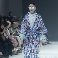 Fashion show Benang Jarum menghadirkan di JFW 2024, bertempat di Pondok Indah Mal 3, Jakarta Selatan, Jumat [27/10/2023]. Benang Jarum menghadirkan koleksi koleksi The Amona Series yang merupakan perpaduan  antara motif floral yang klasik, garis-garis geomatrik dan monogram khas Benang Jarum. Foto: Mohammad Abduh/detikcom.