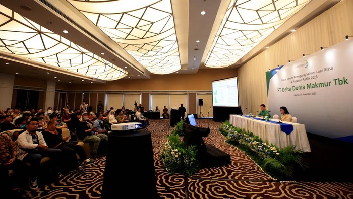 Komitmen Lingkungan dan Tata Kelola yang Baik Bikin Bisnis Moncer Direktur Utama Delta Dunia Group Ronald Sutardja (kiri) bersama Direktur Delta Dunia Group Dian Sofia Andyasuri (kanan) memberikan keterangan kepada awak media pada acara Rapat Umum Pemegang Saham Luar Biasa dan Paparan Publik 2023 di Jakarta, Rabu (13/12/2023).