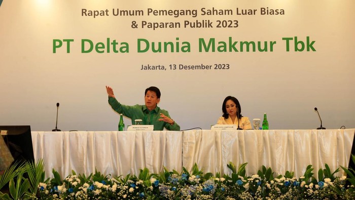 Direktur Utama Delta Dunia Group Ronald Sutardja (kiri) bersama Direktur Delta Dunia Group Dian Sofia Andyasuri (kanan) memberikan keterangan kepada awak media pada acara Rapat Umum Pemegang Saham Luar Biasa dan Paparan Publik 2023 di Jakarta, Rabu (13/12/2023).
