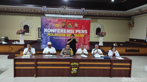 Konferensi pers kasus kematian Aldi Sahilatua Nababan di Polresta Denpasar. (I Wayan Sui Suadnyana/detikBali)