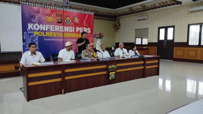 Konferensi pers kematian Aldi Sahilatua Nababan di Polresta Denpasar. (I Wayan Sui Suadnyana/detikBali)