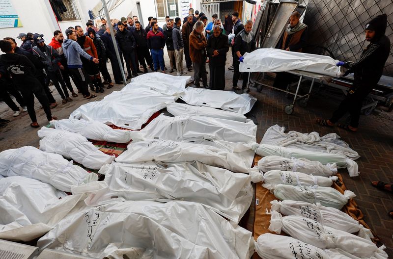 Mourners react next to the bodies of Palestinians killed in Israeli strikes, amid the ongoing conflict between Israel and the Palestinian Islamist group Hamas, at Abu Yossef Al-Najar hospital, in Rafah in the southern Gaza Strip December 12, 2023. REUTERS/Mohammed Salem