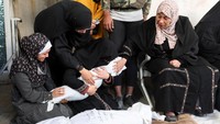 Perang tersebut dipicu oleh serangan Hamas pada 7 Oktober yang menewaskan sekitar 1.200 orang di Israel selatan dan menyebabkan puluhan sandera dibawa ke Gaza. REUTERS/Ibraheem Abu Mustafa  