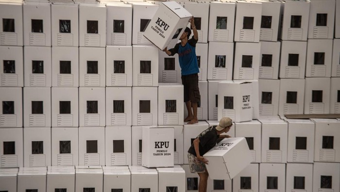 KPU Palembang Mulai Rakit 23 Ribu Kotak Suara Sejumlah petugas merakit kotak suara Pemilu 2024 di gudang KPU Palembang, Sumatera Selatan, Rabu (13/12/2023). KPU Kota Palembang menyiapkan 23.921 kotak suara untuk kebutuhan perlengkapan 4.777 Tempat Pemungutan Suara (TPS) pada pemilu serentak yang akan dilaksanakan 14 Februari 2024. ANTARA FOTO/Nova Wahyudi/nym.