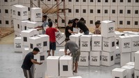 Sejumlah petugas merakit kotak suara Pemilu 2024 di gudang KPU Palembang, Sumatera Selatan, Rabu (13/12/2023).   