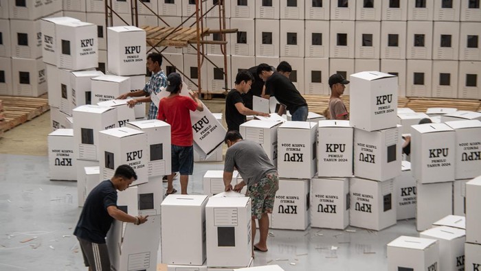 Sejumlah petugas merakit kotak suara Pemilu 2024 di gudang KPU Palembang, Sumatera Selatan, Rabu (13/12/2023). KPU Kota Palembang menyiapkan 23.921 kotak suara untuk kebutuhan perlengkapan 4.777 Tempat Pemungutan Suara (TPS) pada pemilu serentak yang akan dilaksanakan 14 Februari 2024. ANTARA FOTO/Nova Wahyudi/nym.