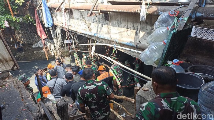 KSAD dan Heru Budi Pantau Kegiatan Bersih-bersih Kali Krukut