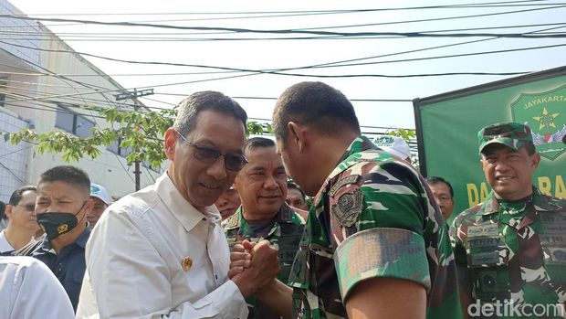 KSAD dan Heru Budi Pantau Kegiatan Bersih-bersih Kali Krukut