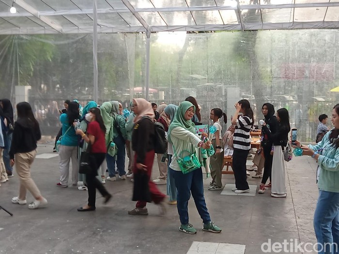 Suasana jelang Lazada Fest 12.12 yang digelar pada Rabu (13/12/2023).
