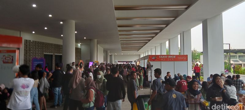 Suasana jelang Lazada Fest 12.12 yang digelar pada Rabu (13/12/2023).