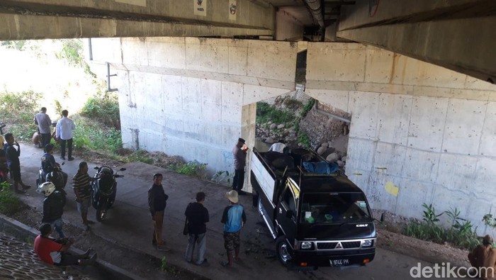 Mobil pikap pengangkut limbang yang hendak dibuang di Kali Pepe, Desa Brajan, Kecamatan Mojosongo, Kabupaten Boyolali diamankan bersama dua orang pelakunya.