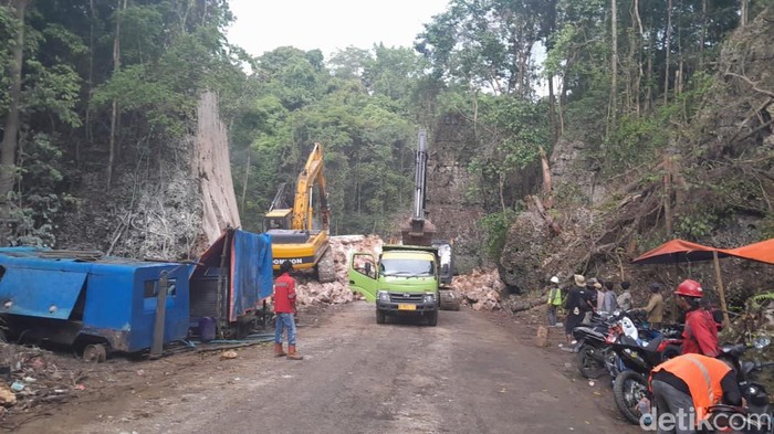 Lokasi pemotongan batu di Jalan Poros Maros-Bone di Camba, Kappang.