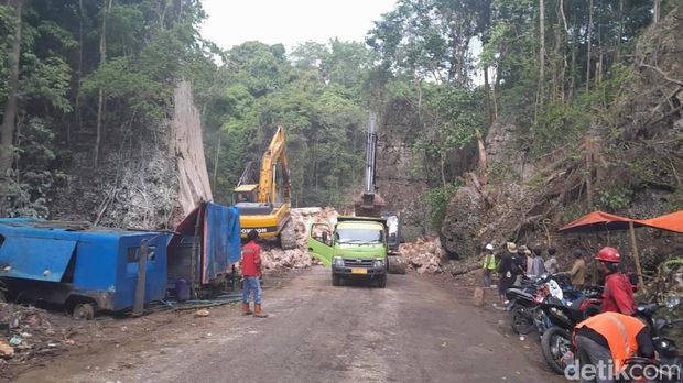 Lokasi pemotongan batu di Jalan Poros Maros-Bone di Camba, Kappang.