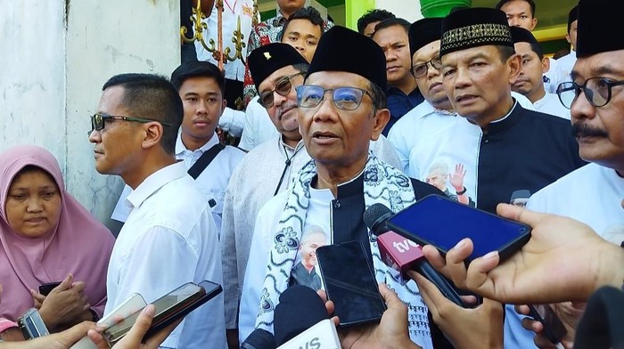 Cawapres nomor urut 3 Mahfud Md menghadiri acara silaturahmi dengan ulama se-Banten di kediaman Abuya Muhtadi, Cidahu, Cadasari, Pandeglang, Banten, Rabu (13/12/2023).