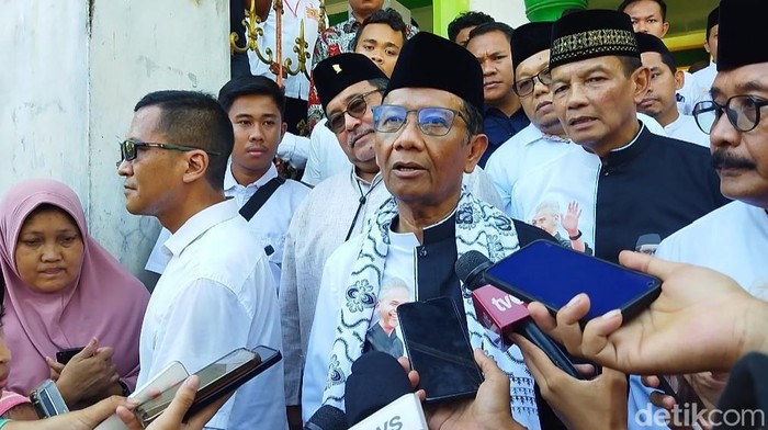 Mahfud usai berziarah ke makam Abuya Dimyathi di Kampung Cidahu, Desa Tanagara, Kecamatan Cadasari, Pandeglang (Aris/detikcom)