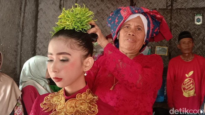 Mak Kanedah sang perias gadis ngarot di Desa Lelea, Kecamatan Lelea, Kabupaten Indramayu yang legendaris