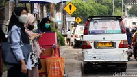 Stiker-stiker kampanye itu tertempel di bagian kaca belakang angkot.  