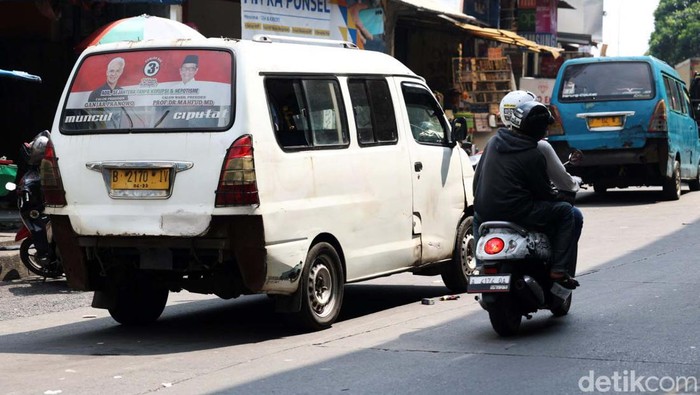 Marak Stiker Caleg di Angkot Sejumlah angkutan umum berstiker caleg tampak terlihat di kawasan Tangerang Selatan, Banten, Rabu (13/12/2023).