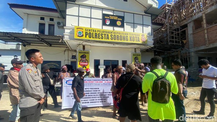 Masyarakat Adat Malamoi Marga Kalami mendatangi Polresta Sorong Kota menuntut pembukaan paksa palang adat lahan store KFC,