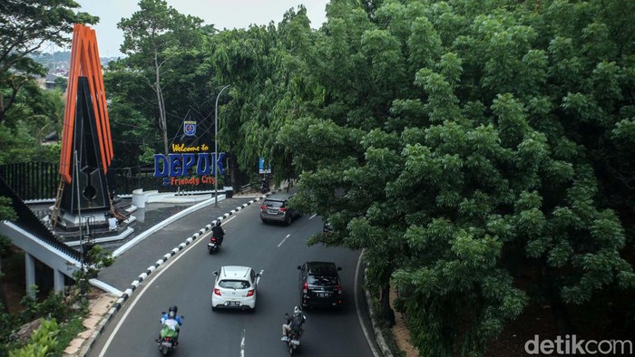 Disrumkim Kota Depok membangun Tugu Selamat Datang Kota Depok di perbatasan Jakarta-Depok. Tugu ini dibangun dengan anggaran Rp 1,7 miliar.