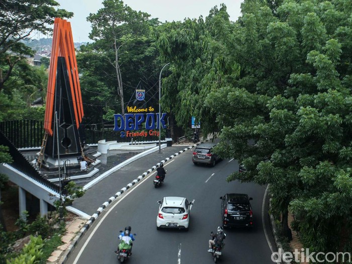 Disrumkim Kota Depok membangun Tugu Selamat Datang Kota Depok di perbatasan Jakarta-Depok. Tugu ini dibangun dengan anggaran Rp 1,7 miliar.