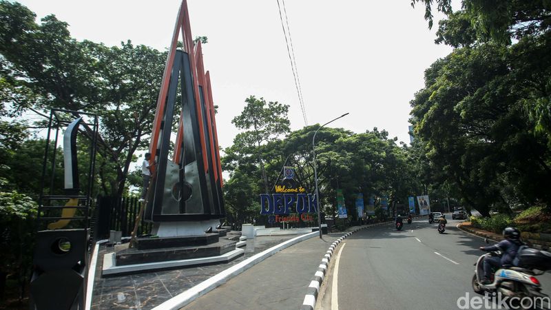 Disrumkim Kota Depok membangun Tugu Selamat Datang Kota Depok di perbatasan Jakarta-Depok. Tugu ini dibangun dengan anggaran Rp 1,7 miliar.