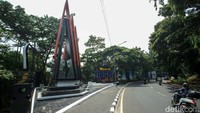 Tugu dengan anggaran Rp 1,7 Miliar tersebut kini nyaris rampung.