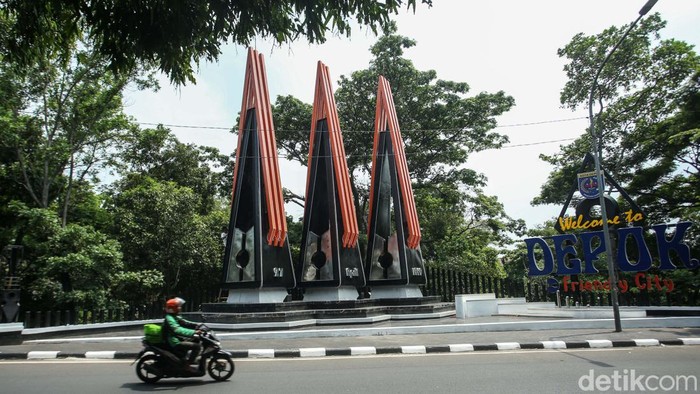 Disrumkim Kota Depok membangun Tugu Selamat Datang Kota Depok di perbatasan Jakarta-Depok. Tugu ini dibangun dengan anggaran Rp 1,7 miliar.