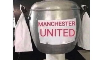 Trofi untuk MU. Foto: Twitter