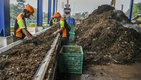 Pada tahap pencacahan kedua, sampah yang telah melalui pencacahan pertama dicacah kembali menjadi ukuran 3-5 cm. Sampah yang telah melalui pencacahan kedua akan menghasilkan 43 persen kompos dan 53 persen Refuse Derived Fuel (RDF) serta sisanya berupa residu.