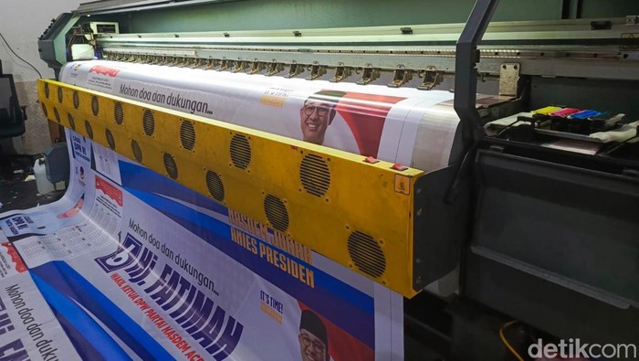 Mesin percetakan spanduk caleg di Medan. (Kartika Sari/detikSumut)
