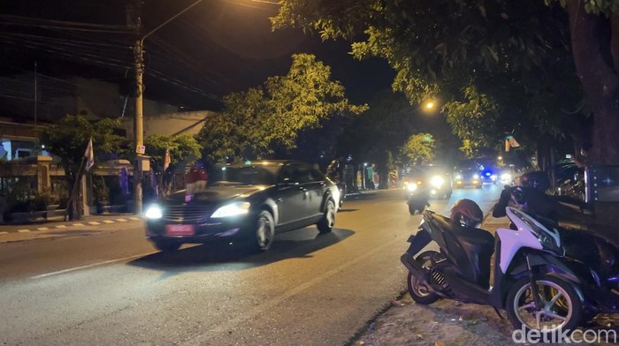 Mobil dinas Presiden Jokowi melintas di Jalan Letjen Suprapto, Sumber, Solo, Rabu (13/12/2023).