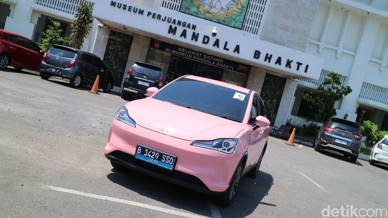 Mobil Listrik Neta V