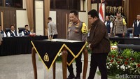Penandatangan nota kesepakatan ini dilakukan secara langsung dan terbuka oleh Kapolri dan Ketum PSSI.