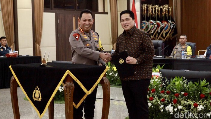 Momen Kapolri-Erick Thohir Teken MoU Polri-PSSI demi Sepakbola RI