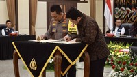 Kapolri Jenderal Listyo Sigit Prabowo dan Ketua Umum Persatuan Sepak Bola Seluruh Indonesia (Ketum PSSI) Erick Thohir menyepakati nota kesepahaman mengenai persoalan di pertandingan sepakbola di Gedung Rupattama, Mabes Polri, Jakarta, Rabu (13/12/2023).