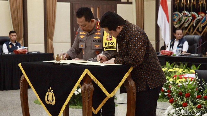 Momen Kapolri-Erick Thohir Teken MoU Polri-PSSI demi Sepakbola RI Momen Kapolri-Erick Thohir Teken MoU Polri-PSSI demi Sepakbola RI