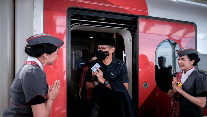 Menparekraf menaiki kereta cepat 