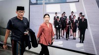 Menparekraf Sandiaga bersama Wamenparekraf/Wakabaparekraf Angela Tanoesoedibjo berangkat ke Bandung menggunakan kereta cepat Whoosh dari Stasiun KCIC Halim Perdanakusumah, Jakarta Timur pada pukul 07.55 WIB.  