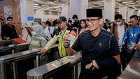 Selain itu, Sandiaga menilai kehadiran kereta cepat Whoosh mampu menghadirkan nilai-nilai budaya luhur seperti budaya antre, mobilitas tinggi, dan displin tepat waktu.  